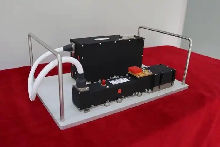 X波段高功率宽带相对论行波管放大器